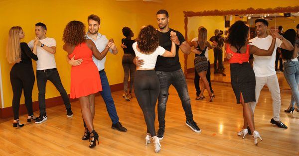 Guide pratique pour apprendre le kizomba
